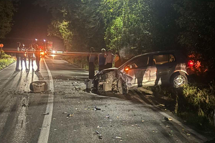 Automobil završio na obali: U saobraćajnoj nesreći povrijeđene 2 osobe