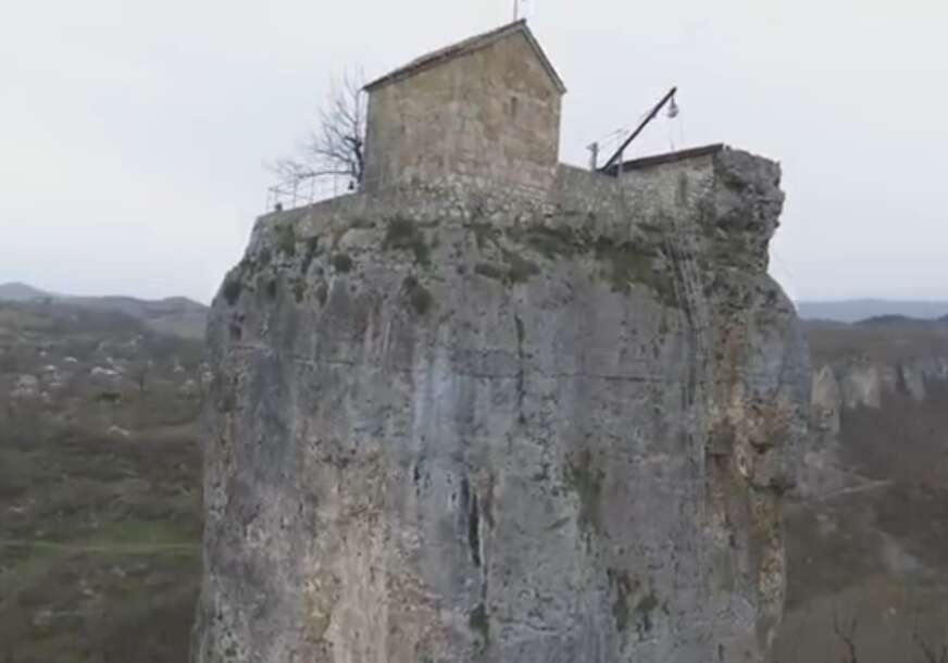 (FOTO) Bio u ZATVORU, a onda ga život odveo na drugu stranu: U crkvi na vrhu stuba visokog 40 METARA živi MONAH MAKSIM, ovo je njegova priča