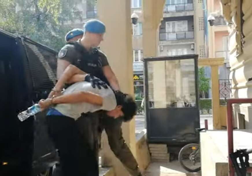 (VIDEO) ZA JEDNOM OSOBOM JOŠ TRAJE POTRAGA Osumnjičeni za ubistvo migranata dovedeni u Tužilaštvo