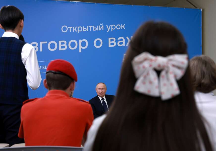Vladimir Putin razgovara sa učenicima