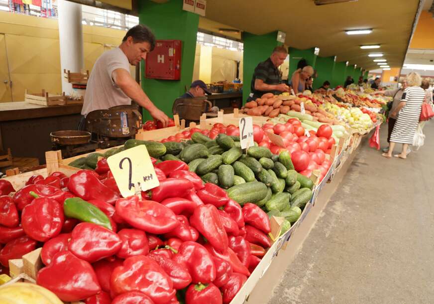 Prazni džepovi, a i pijace: Porast cijena utiče na kupovnu moć stanovništva, ljudi se sve više odlučuju na povrće iz marketa