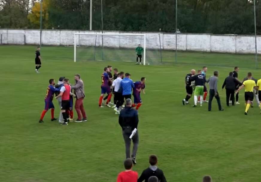 (VIDEO) Ne zna se ko koga bije: Masovna tuča fudbalera u Srbiji