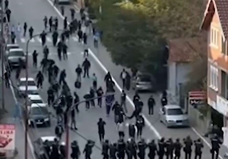 (VIDEO) HAOS U NOVOM PAZARU Žestoka tuča huligana i policije nasred ulice, dok se igra meč sa Partizanom
