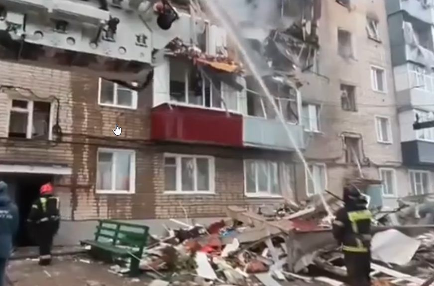 (VIDEO, FOTO) Еksplozija na 4. spratu zgrade: Ima mrtvih, pokrenuta istraga u ruskom gradu