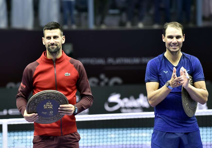 (FOTO) Brzo će preboliti poraz od Đokovića: Nadal dobio zlatni reket Arapa, od kraljevske porodice za srećan odlazak u penziju