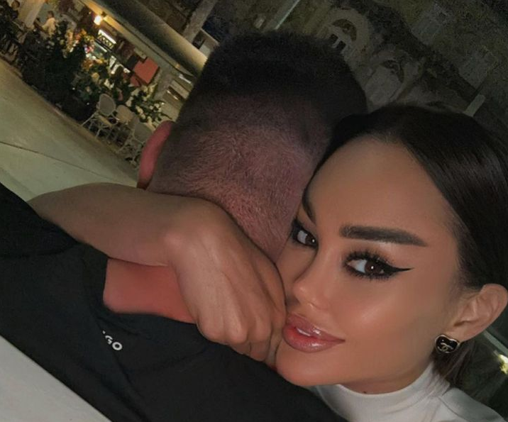 (FOTO) ZAJEDNO U PORODIČNOM DOMU Ana Korać podijelila sliku sa mužem, ovako izgleda njihov dnevni boravak