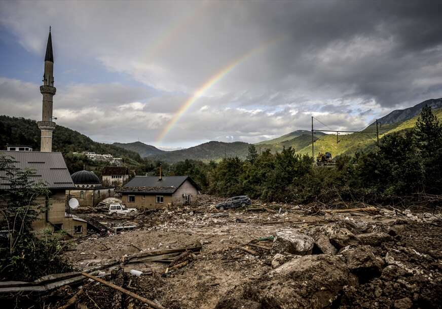Duga iznad džamije u Donjoj Jablanici