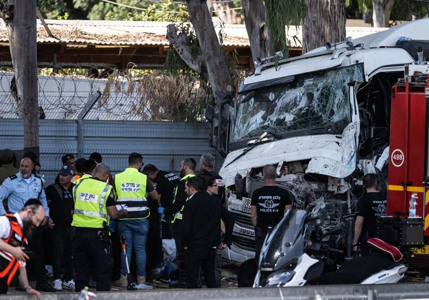  Vozač kamiona se zabio u punu autobusku stanicu