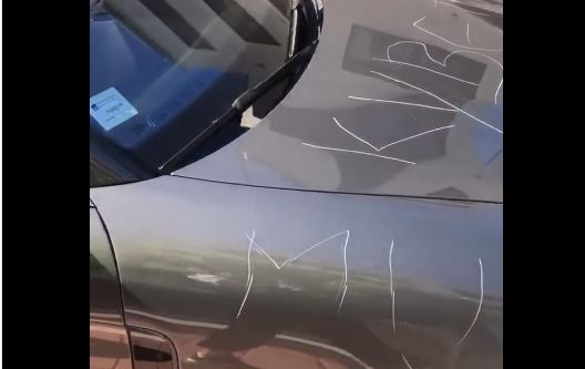 ljubavnica i žene ključevima uništile auto