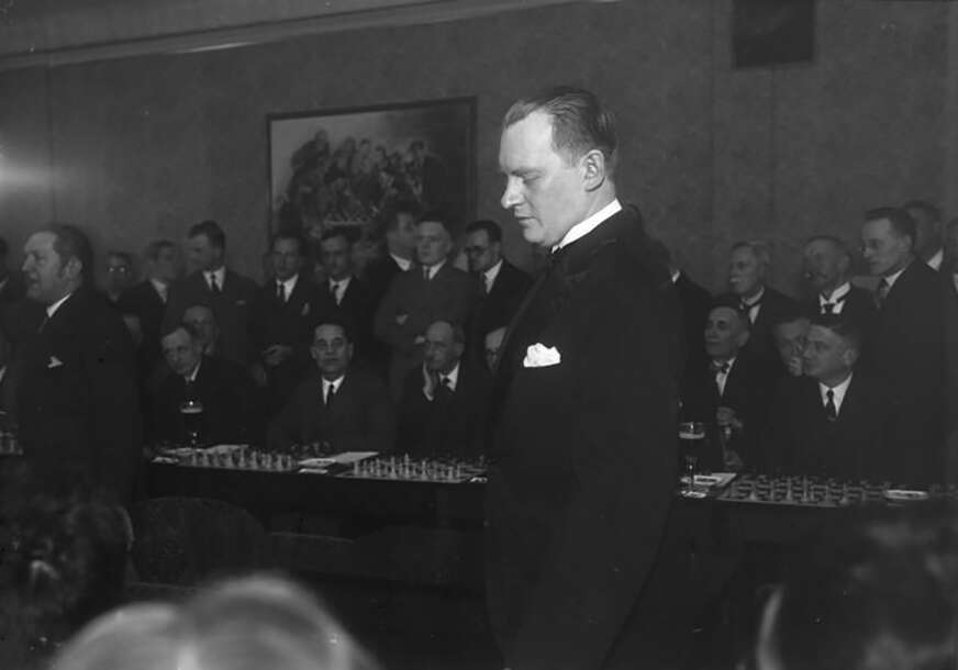 Aleksandar Aljehin na simultanci