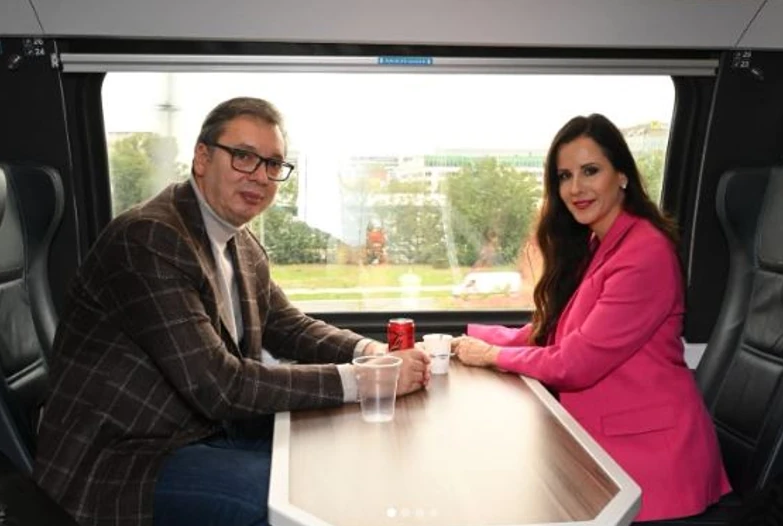 (FOTO) Aleksandar Vučić sa suprugom na putovanju vozom "Tamara kaže da je kafa dobra, a moja ZERO KOLA je hladna baš kako treba"