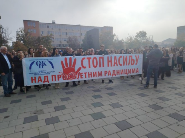 "Stop nasilju nad prosvjetnim radnicima" U Bijeljini organizovan protestni skup u znak podrške nastavnici koju je udario roditelj učenika