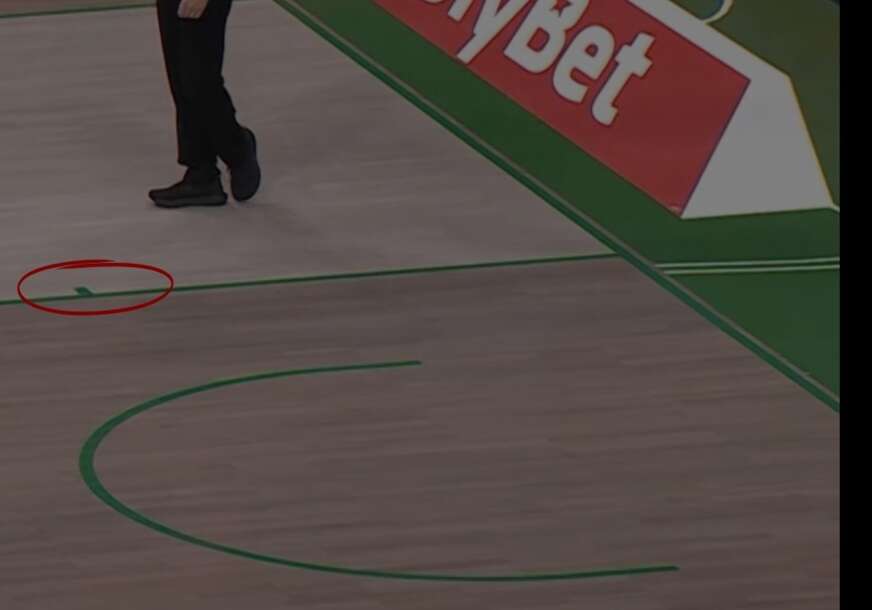 (FOTO) Ovo nikad niste vidjeli: Sudije prekinule meč Evrolige zbog bizarne situacije u dvorani gdje Zvezda igra u srijedu