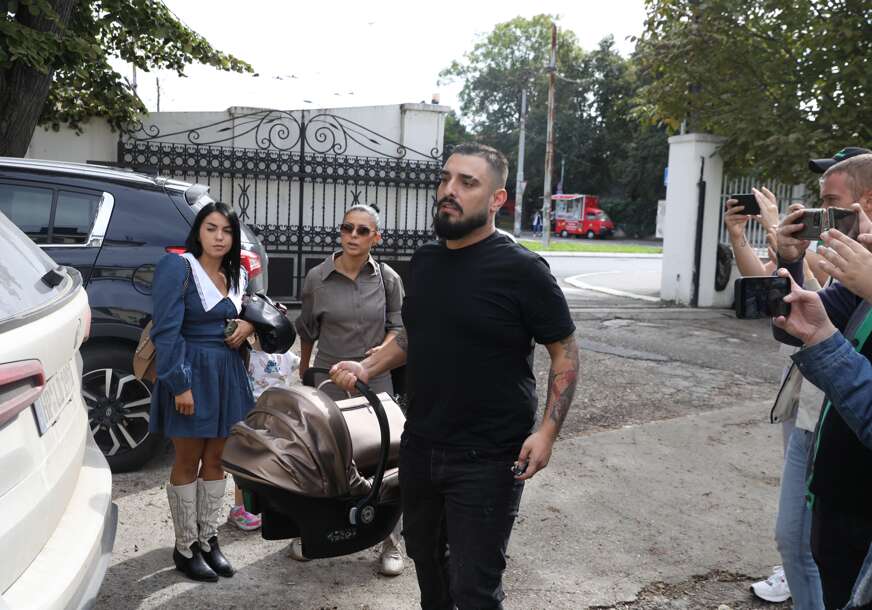 (FOTO) Darko Lazić stigao u PORODILIŠTE po kćerku i ženu: U ruci je nosio ZLATNU KOLIJEVKU, a sa njim su došle još 2 žene