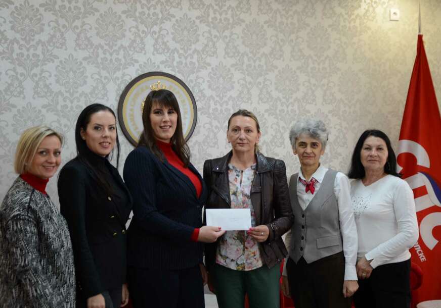 “Sačuvati tradiciju i pružiti pomoć onima kojima je potrebna” Forum žena SPS DONIRAO prikupljena sredstva Udruženju "Iskra"