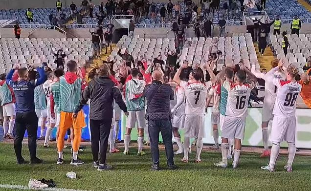 (VIDEO) "Sa istoka digla se prašina..." Pogledajte kako su fudbaleri Borca proslavili istorijsku pobjedu sa navijačima na Kipru