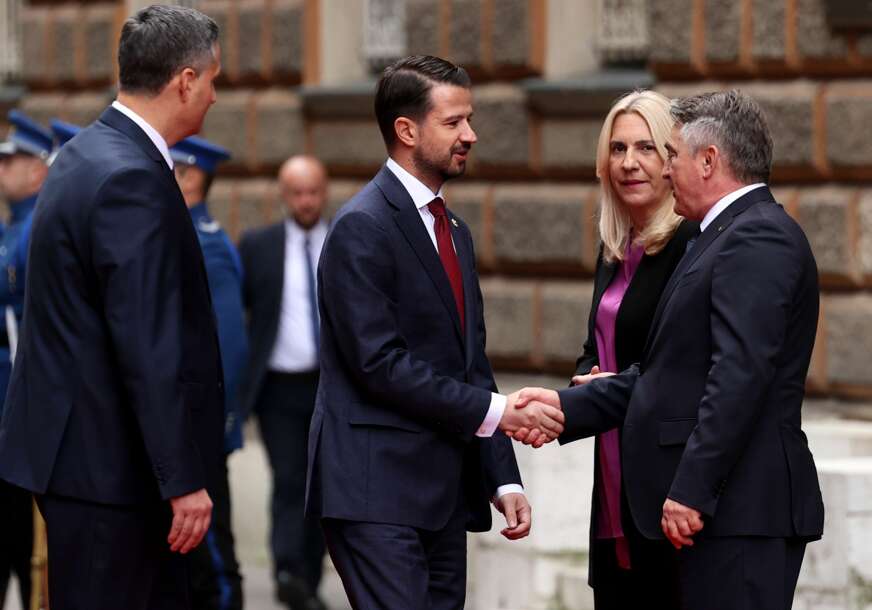 (FOTO) JAKOV MILATOVIĆ STIGAO U BiH Predsjednik Crne Gore dočekan ispred zgrade Predsjedništva BiH