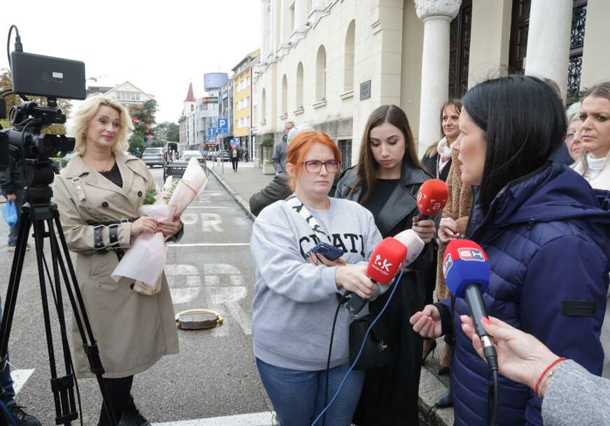 (VIDEO, FOTO) Trivićeva donijela “poklone” Stanivukoviću: Basara dočekala predsjednicu Narodnog fronta s BUKETOM CVIJEĆA