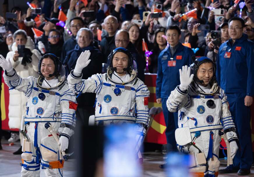 tri kineska astronauta