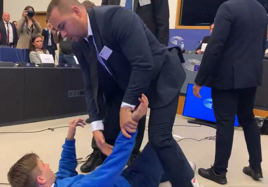 (VIDEO) Haos u Evropskom parlamentu: Političar NASRNUO NA ORBANA, obezbjeđenje ga bacilo na pod