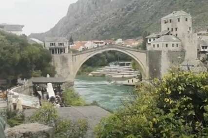 (VIDEO) KOBNO FOTOGRAFISANJE STAROG MOSTA Ovo je zid u Mostaru sa kojeg je pao turista iz Srbije, nije mu bilo spasa