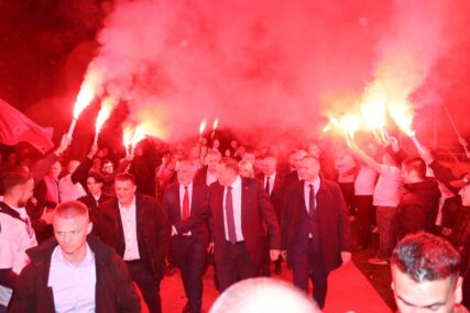(FOTO) "Pobjeđujemo - a to znači jaku Srpsku i bolju Banjaluku" Nikola Šobot sa građanima Lauša, jednog od najvećih naselja u Banjaluci