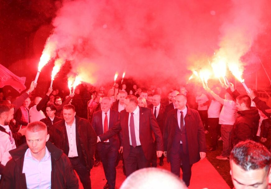 (FOTO) "Pobjeđujemo - a to znači jaku Srpsku i bolju Banjaluku" Nikola Šobot sa građanima Lauša, jednog od najvećih naselja u Banjaluci