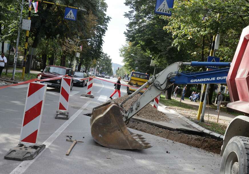 (VIDEO, FOTO) "Trebaju staviti veće cijevi da ne začepi" Nova kanalizacija kod zgrade Vlade RS, otežan saobraćaj prema centru grada