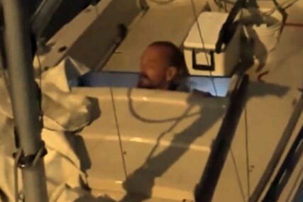 (VIDEO) "Najbezbjednije mjesto za vrijeme poplave je čamac" Poručnik Dan tokom katastrofe ostao na svojoj "Nojevoj barci", pa PREŽIVIO URAGAN