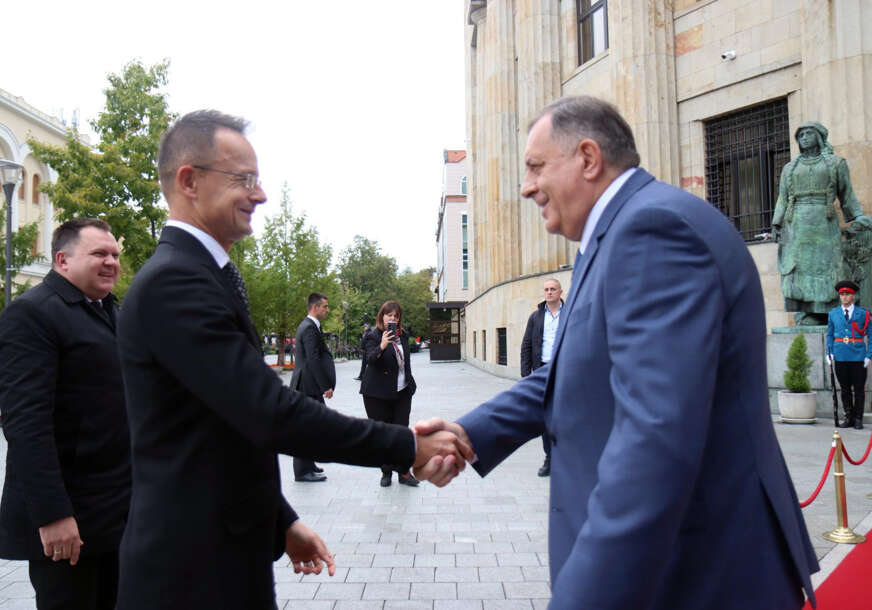 (FOTO) Sijarto stigao u Banjaluku: Dodik i Cvijanovićeva dočekali ministra inostranih poslova Mađarske ispred Palate Republike