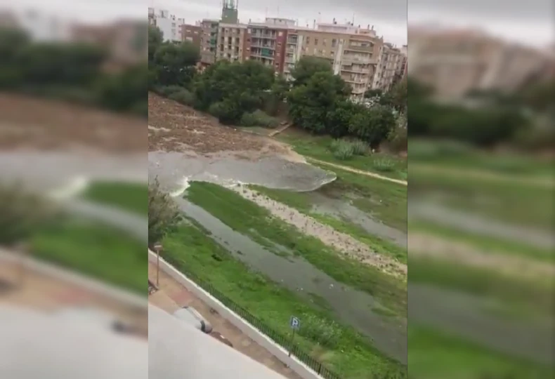 (VIDEO) Ovo je trenutak kada je počela KATAKLIZMA U VALENSIJI: Snimljen trenutak kako blatnjava bujica GUTA SVE PRED SOBOM