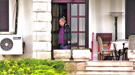 (FOTO) "Zatekao sam ga U GAĆAMA U NAŠEM STANU" Pjevačica varala muža sa njegovim prijateljem, a onda je sve isplivalo u javnost