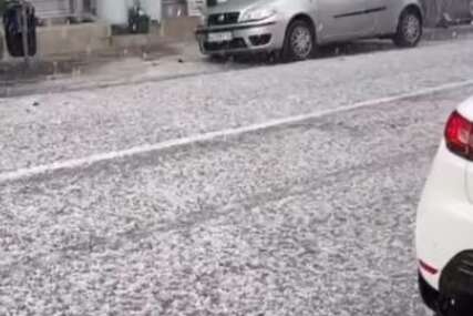 (VIDEO) JAKO NEVRIJEME U SRBIJI Vozila stoje u zaustavnoj traci, krovovi se bijele od leda
