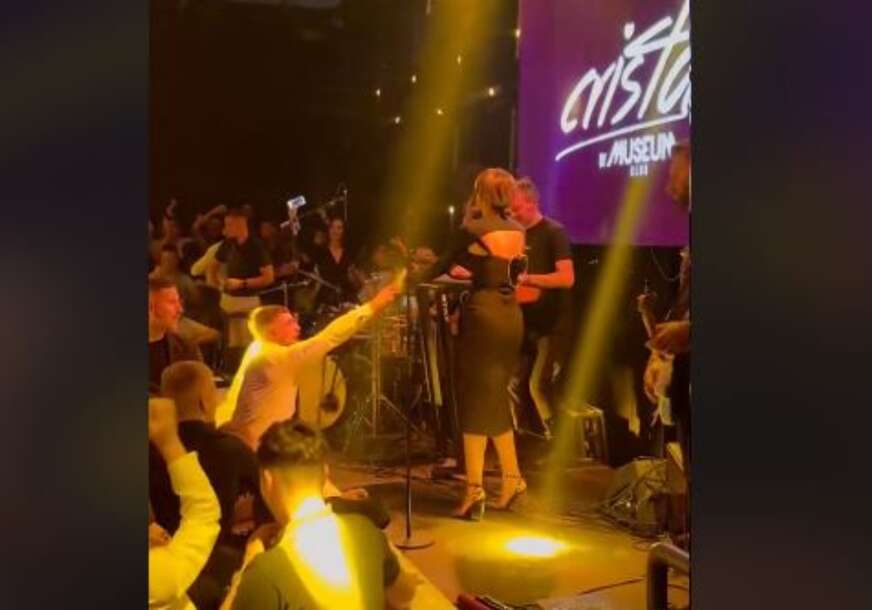 (VIDEO) "Pametna djevojka, samo naprijed" Momak iz publike MAHAO BRESKVICI SA 100 EVRA, mreže se usijale zbog njenog poteza