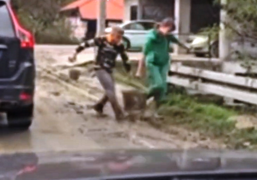 Djeca čiste mulj nakon poplave