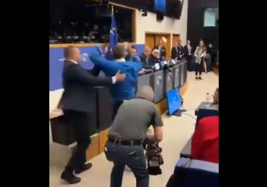 (VIDEO) SNIMAK NAPADA NA ORBANA Obezbjeđenje savladalo funkcionera opozicije koji je gađao novčanicama premijera Mađarske