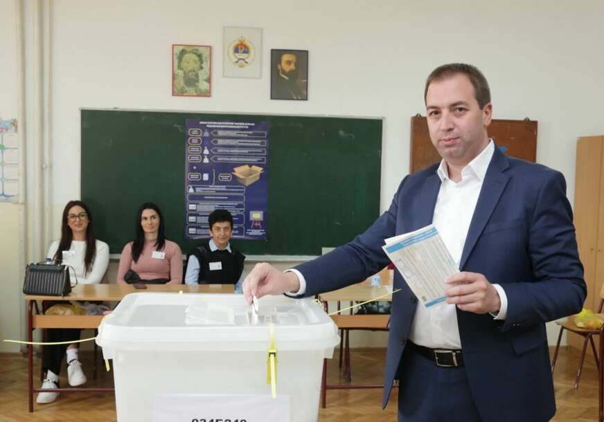 Iskoristio svoje BIRAČKO PRAVO: Selak glasao u OŠ "Đura Jakšić"