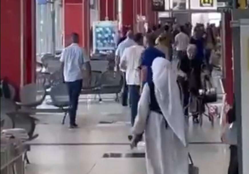 (VIDEO) TERORISTIČKI NAPAD NA AUTOBUSKOJ STANICI Muškarac nožem ubadao ljude, odjekivali pucnji, IMA MRTVIH I RANJENIH