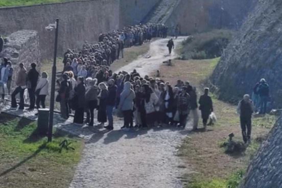 vjernici ispred kapela svete petke na Kalemegdanu