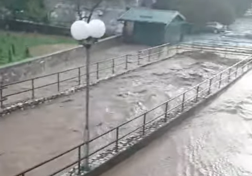 (VIDEO) Šteta je ogromna: Potresne slike iz Kreševa, građani u nevjerici zbog RAZORNIH POPLAVA koje su pogodile BiH