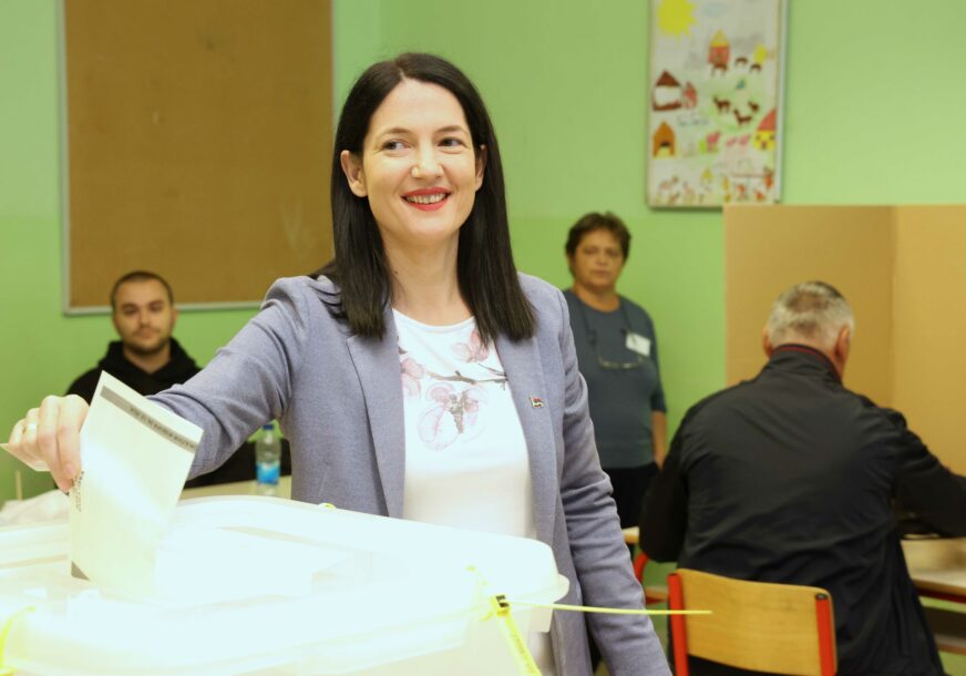 (FOTO) Obavila građansku dužnost: Jelena Trivić glasala u OŠ "Branko Radičević"