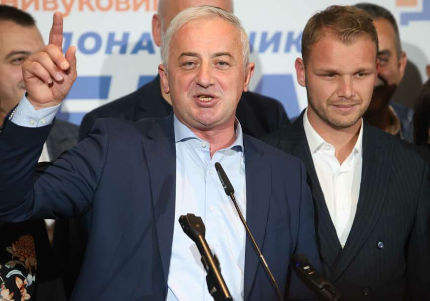(FOTO) BORENOVIĆ U TRANSU, SKINUO KRAVATU I BACIO KA NOVINARIMA "Banjaluka opet kaznila SNSD i Milorada Dodika"