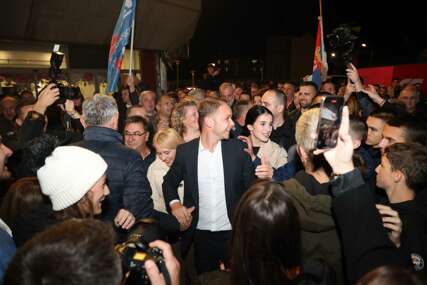 (VIDEO, FOTO) "BANJALUKA JE ZA DRUGE NEOSVOJIVA" Euforija u centru, Stanivuković slavi uz trubače i baklje, nazdravlja se rakijom