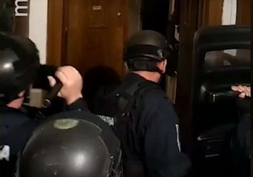 Policija provaljuje vrata