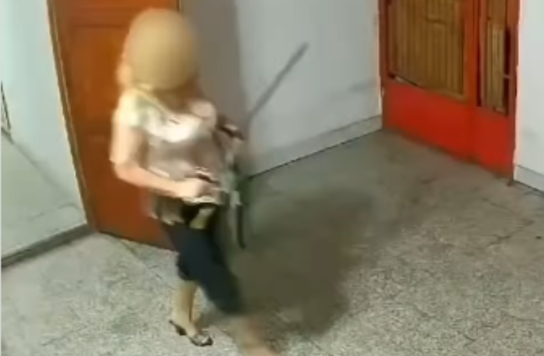 (VIDEO) "Pali baklje i zastrašuje djecu" Stanari jedne zgrade već duže vrijeme TRPE TEROR jedne žene, kamere sve zabilježile