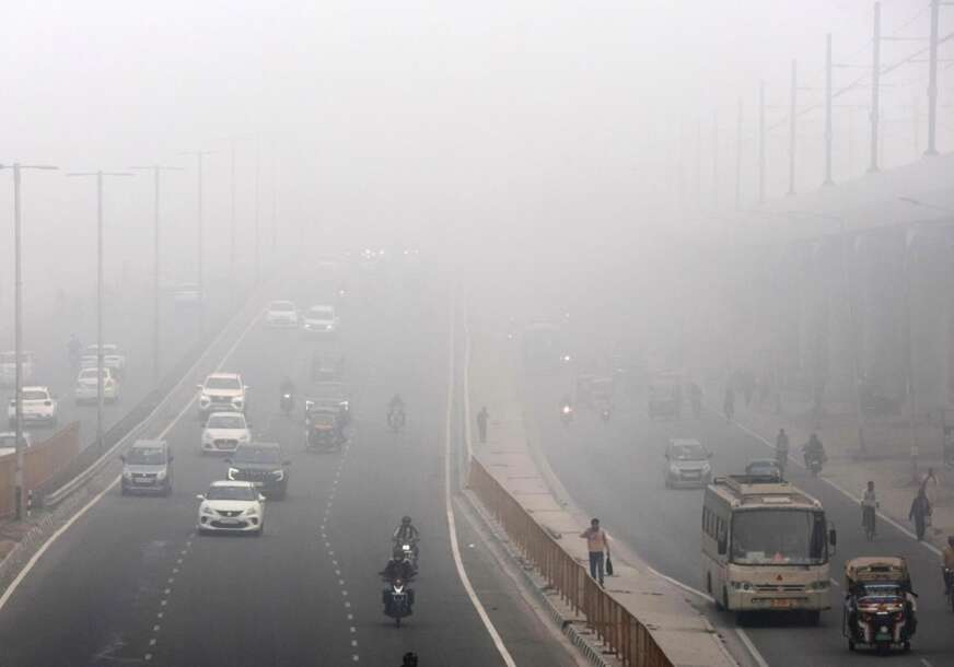  (FOTO) TOKSIČNI SMOG PARALISAO INDIJU Zagađenje vazduha označeno kao opasno, otkazani letovi