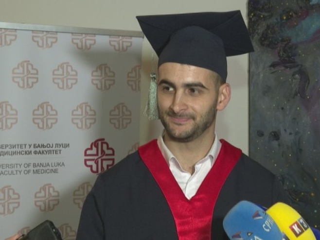 "Ostvareni uspjeh motivacija za dalje usavršavanje" Sa prosječnom ocjenom 9,96 Zlatko Pavlović postao STUDENT GENERACIJE Medicinskog fakulteta
