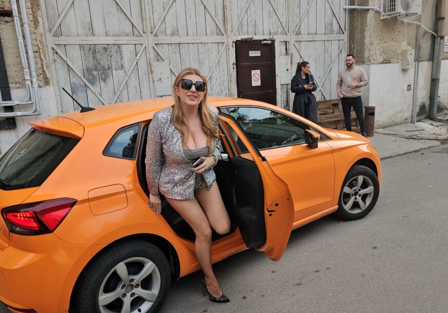 (FOTO, VIDEO) GRUDI SAMO ŠTO NE ISPADNU Viki Miljković se pojavila na snimanju Zvezda Granda u miniću, svi se okreću za njom