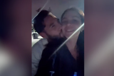 (VIDEO) Fudbaler je ČVRSTO GRLI i ljubi: Anastasija i Gudelj se na trotinetu voze kroz grad, ona sve objavila na mrežama