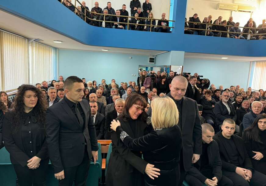 (FOTO) Supruga i djeca U SUZAMA: Održana komemoracija Draganu Markoviću Palmi u Jagodini